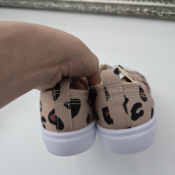FabKids Tan Leopard Heart Sneaker. Size 1. New. - Picture 4 of 6